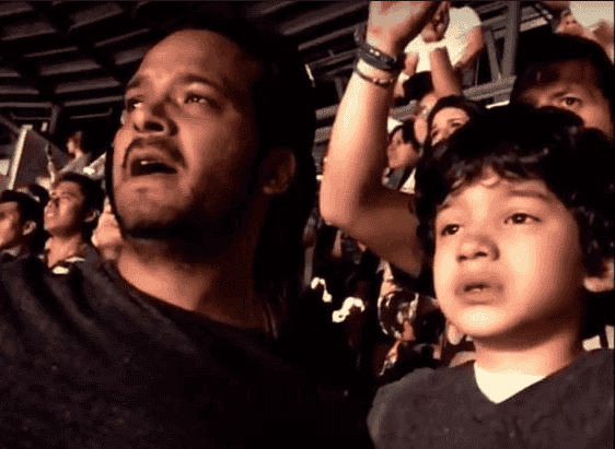 The tears of emotion of an autistic child at the Coldplay concert