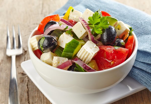 Salada grega: a receita original e 10 variações