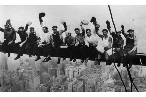 “Almoço no topo de um arranha-céu”: relato da icônica fotografia dos 11 trabalhadores suspensos no topo do arranha-céu.