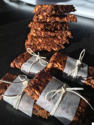 Protein bars with oat flakes and cocoa