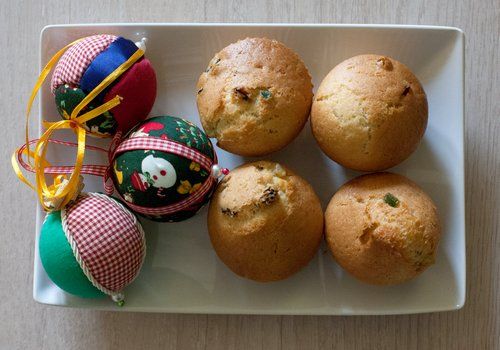 Muffins navideños con pasas y fruta confitada (receta vegana)