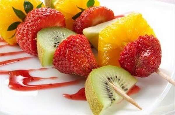 Fruit skewers: 10 recipes for all tastes