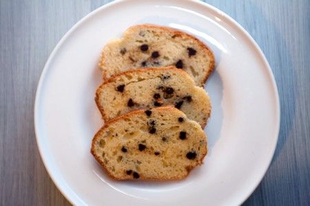Plumcake with chocolate chips (traditional and vegan recipe)