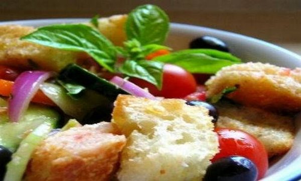 Panzanella: la receta toscana original y 10 variaciones