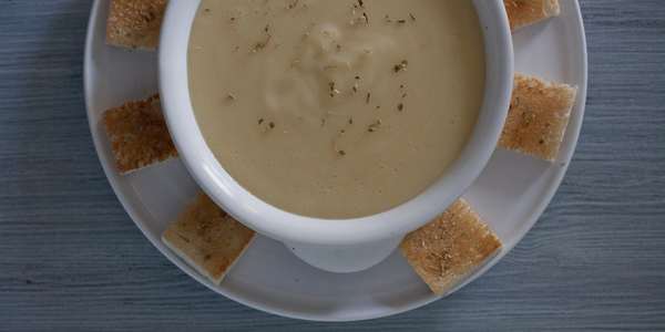 Quick chickpea cream with rosemary croutons