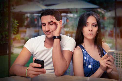 ¿Cómo manejar los celos en una relación abierta?