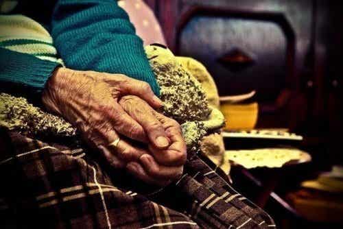 Las personas mayores necesitan amor y paciencia.