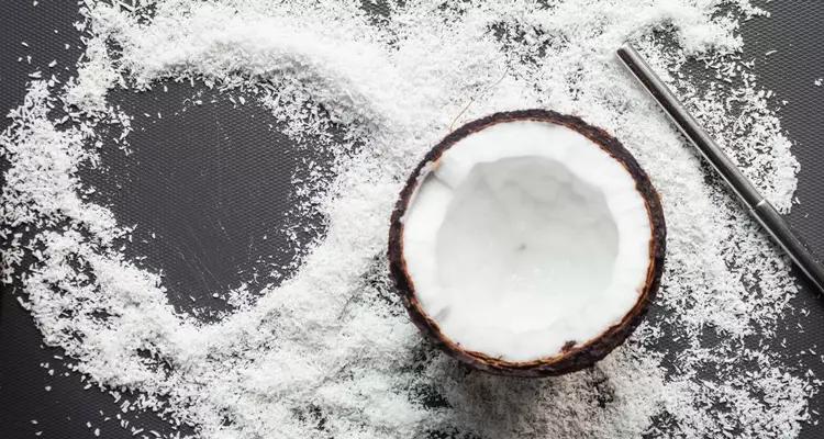 Noix de coco déshydratée : propriétés, calories et recettes