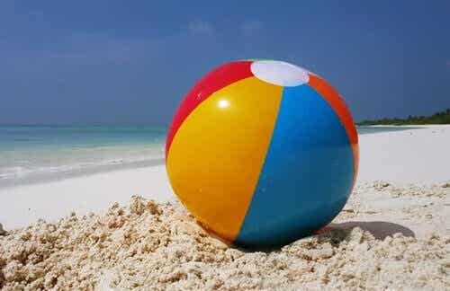Uma bola na praia para regular as emoções