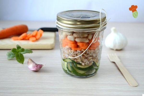 Salades en bocal : 10 recettes pour les préparer à la maison