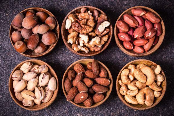 Almonds and walnuts: properties and benefits